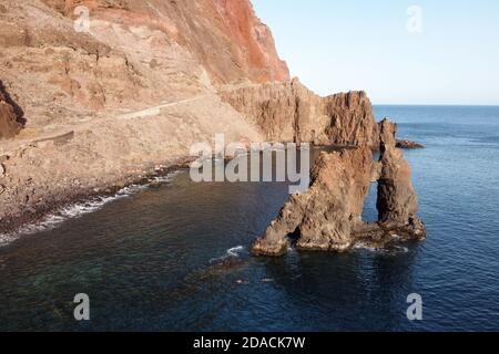 Arche en pierre volcanique naturelle, Roque de Bonanza sur l'île d'El Hierro, îles Canaries, Espagne. Photo de haute qualité Banque D'Images