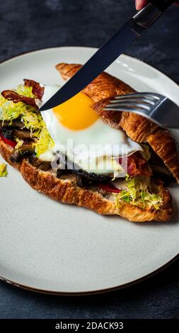 Sandwich-déjeuner Portobello croissant avec œuf ensoleillé Banque D'Images