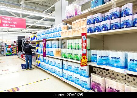 2 novembre 2020 - étagères de supermarché approvisionnées en papier toilette pendant le second confinement au supermarché ASDA, Stepney, Londres, Royaume-Uni, homme magasiner pour à Banque D'Images