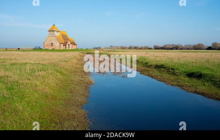 L'église Saint-Thomas Becket, un après-midi ensoleillé, est une église anglaise du XIIIe siècle qui se trouve isolée sur le marais à Fairfield, Kent, Angleterre. Banque D'Images