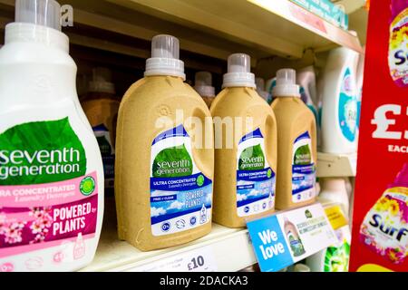 Détergent à lessive de septième génération en bouteilles en fibres recyclées sur une étagère de supermarché, Londres, Royaume-Uni Banque D'Images