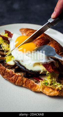 Sandwich-déjeuner Portobello croissant avec œuf ensoleillé Banque D'Images