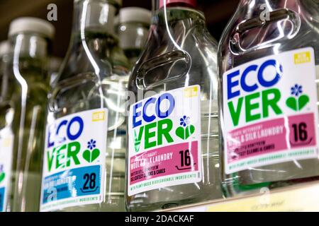 Gros plan du détergent écologique Ecolavoir Ecover sur la tablette du supermarché, Londres, Royaume-Uni Banque D'Images