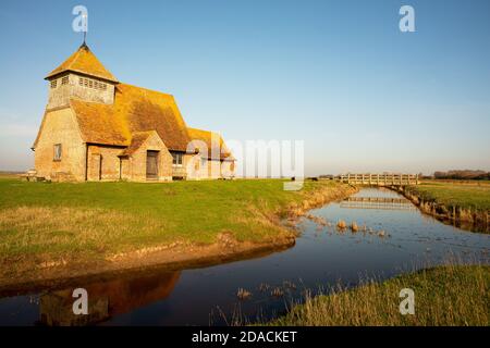 L'église Saint-Thomas Becket, un après-midi ensoleillé, est une église anglaise du XIIIe siècle qui se trouve isolée sur le marais à Fairfield, Kent, Angleterre. Banque D'Images