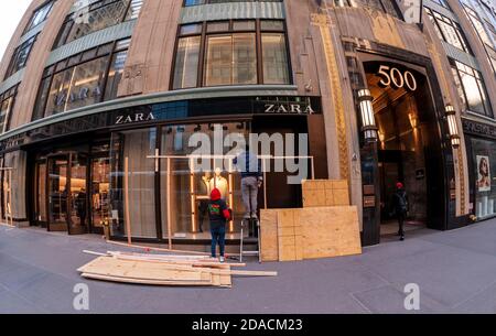 Les travailleurs se sont embarqués dans le magasin Zara de Midtown Manhattan à New York le lundi 2 novembre 2020 en prévision de troubles civils possibles et de pillages après les élections du 3 novembre. (© Richard B. Levine) Banque D'Images