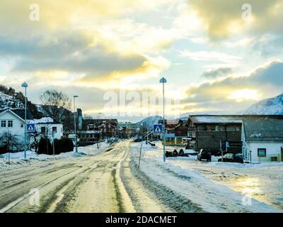 Route à neige traversant la ville d'Hermansverk à Leikanger, Sogndal, Norvège. Paysage d'hiver. Banque D'Images