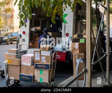 Les livraisons de FedEx triez les colis dans le quartier de Chelsea, à New York, le mercredi 4 novembre 2020. (©ÊRichard B. Levine) Banque D'Images