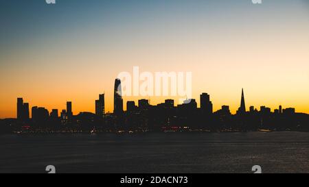Vue panoramique magnifique et panoramique sur la silhouette de la ville de San Francisco au crépuscule, Californie, États-Unis Banque D'Images Vue panoramique magnifique et panoramique sur la silhouette de la ville de San Francisco au crépuscule, Californie, États-Unis Banque D'Images