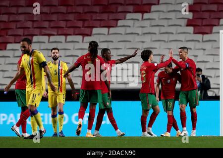 Lisbonne, Portugal. 11 novembre 2020. Cristiano Ronaldo du Portugal (R ) célèbre avec ses coéquipiers après avoir obtenu son score lors du match de football amical entre le Portugal et Andorre, au stade Luz à Lisbonne, au Portugal, le 11 novembre 2020. Crédit : Pedro Fiuza/ZUMA Wire/Alay Live News Banque D'Images