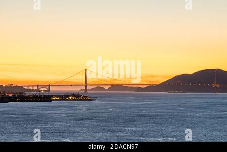 Vue panoramique magnifique et panoramique du Golden Gate Bridge au crépuscule, San Francisco, Californie, Etats-Unis Banque D'Images