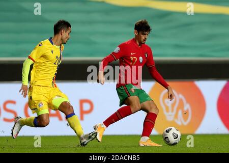 Lisbonne, Portugal. 11 novembre 2020. Francisco Trincao du Portugal (R ) vie avec Marc Garcia d'Andorre lors du match de football amical entre le Portugal et Andorre, au stade Luz à Lisbonne, Portugal, le 11 novembre 2020. Crédit : Pedro Fiuza/ZUMA Wire/Alay Live News Banque D'Images