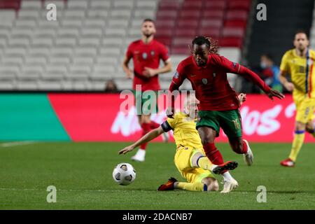 Lisbonne, Portugal. 11 novembre 2020. Renato Sanches du Portugal (R ) vies avec Marc Pujol d'Andorre lors du match de football amical entre le Portugal et Andorre, au stade Luz à Lisbonne, Portugal, le 11 novembre 2020. Crédit : Pedro Fiuza/ZUMA Wire/Alay Live News Banque D'Images