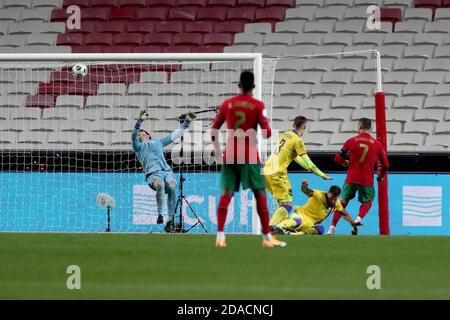 Lisbonne, Portugal. 11 novembre 2020. Cristiano Ronaldo du Portugal (R ) tire pour marquer lors du match de football amical entre le Portugal et Andorre, au stade Luz à Lisbonne, Portugal, le 11 novembre 2020. Crédit : Pedro Fiuza/ZUMA Wire/Alay Live News Banque D'Images