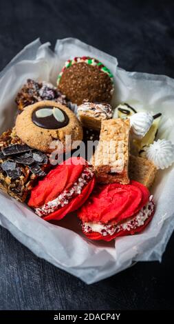 Sélection de desserts de Noël avec petits gâteaux et bars Banque D'Images