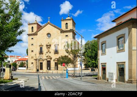 Façade principale de l'église São Miguel, cathédrale Castelo Branco au Portugal, le jour du printemps. Banque D'Images