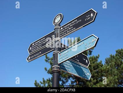 Signe Fingerpost dans Riverside Gardens, Erith, London Borough of Bexley, Greater London, Angleterre, Royaume-Uni Banque D'Images