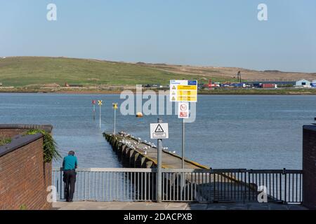 Erith Causeway et River Thames de Riverside Gardens, Erith, London Borough of Bexley, Greater London, Angleterre, Royaume-Uni Banque D'Images