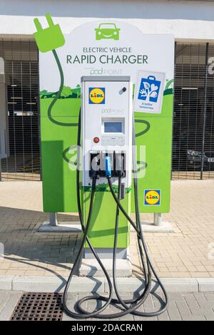 Chargeur rapide de véhicule électrique dans le parking de supermarché Lidl, Broadway, Bexleyheath, London Borough of Bexley, Greater London, Angleterre, Royaume-Uni Banque D'Images