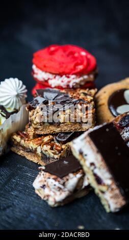 Sélection de desserts de Noël avec petits gâteaux et bars Banque D'Images