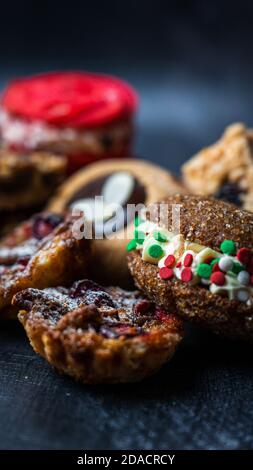 Sélection de desserts de Noël avec petits gâteaux et bars Banque D'Images