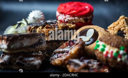 Sélection de desserts de Noël avec petits gâteaux et bars Banque D'Images