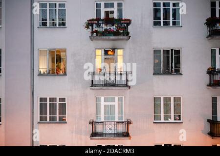Une porte est vue à bord d'un appartement qui a pris feu après que des émeutiers ont lancé des fusées éclairantes et d'autres objets à Varsovie, en Pologne, le 11 novembre 2020. Malgré l'intention des organisateurs de la Marche de l'indépendance de tenir un défilé uniquement en voiture plusieurs milliers de personnes ont pris part à pied. Onlhy minutes après le début de la marche traditionnelle les participants se sont calés avec la police anti-émeute. Les émeutiers ont lancé des bouteilles de verre, des pots de fleurs et des briques à la police anti-émeute qui a répondu par un spray au poivre. Une librairie Empik a été vandalisée après qu'une grande fenêtre de magasin a été cassée et plus tard des émeutiers ont lancé des fusées éclairantes et d'autres objets à un point d'accès Banque D'Images