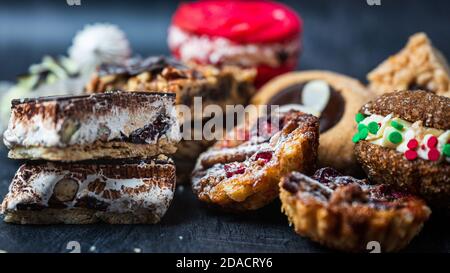 Sélection de desserts de Noël avec petits gâteaux et bars Banque D'Images