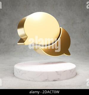 Icône Commentaires. Or brillant symbole Commentaires sur podium en marbre blanc. Icône moderne pour site Web, médias sociaux, présentation, élément de modèle de conception. Rendu 3D. Banque D'Images