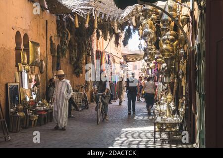 Marrakech, Maroc - AVRIL 26 2019 : rue animée au milieu de la Médina avec des citoyens vêtus de vêtements arabes et des touristes Banque D'Images