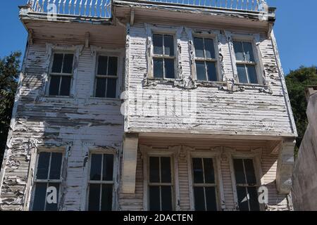 Vue de face de très vieille maison avec des intempéries en réparation avec peinture qui s'écaille des lattes en bois, Anadolu Kavagi, Turquie Banque D'Images