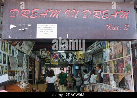 Les gens portant des masques de visage parcourant une boutique de musique rétro vendant des albums de vinyle vintage à Balat, Istanbul, Turquie Banque D'Images