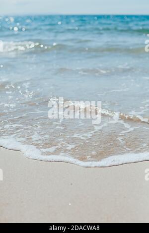 Soft blue océan vagues sur une plage de sable. L'arrière-plan. Banque D'Images