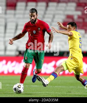 Lisbonne, Portugal. 11 novembre 2020. Sergio Oliveira du Portugal (L) vies avec Aaron Sanchez d'Andorre lors d'un match de football amical au stade Luz à Lisbonne, Portugal, le 11 novembre 2020. Crédit: Pedro Fiuza/Xinhua/Alay Live News Banque D'Images