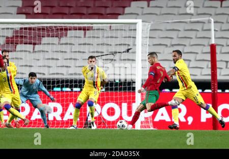 Lisbonne, Portugal. 11 novembre 2020. Cristiano Ronaldo (2e R) du Portugal tire lors d'un match de football amical au stade Luz à Lisbonne, Portugal, le 11 novembre 2020. Crédit: Pedro Fiuza/Xinhua/Alay Live News Banque D'Images
