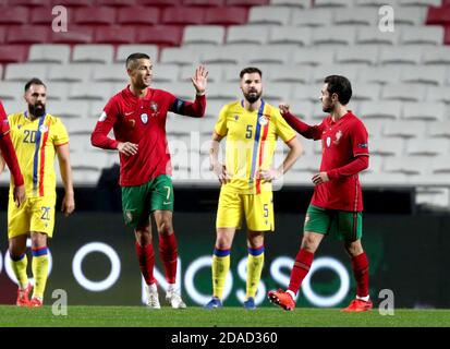 Lisbonne, Portugal. 11 novembre 2020. Cristiano Ronaldo (2e L) du Portugal célèbre avec Bernardo Silva après avoir remporté un match de football amical contre Andorre au stade Luz à Lisbonne, Portugal, le 11 novembre 2020. Crédit: Pedro Fiuza/Xinhua/Alay Live News Banque D'Images