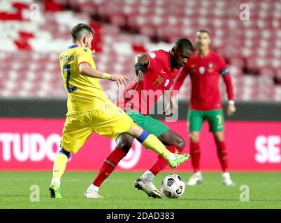 Lisbonne, Portugal. 11 novembre 2020. William Carvalho (front R) du Portugal rivalise avec Cristian Martinez d'Andorre lors d'un match de football amical au stade Luz à Lisbonne, Portugal, le 11 novembre 2020. Crédit: Pedro Fiuza/Xinhua/Alay Live News Banque D'Images