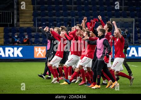 Broendby, Danemark. 11 novembre 2020. Les joueurs de l'équipe nationale danoise ont vu courir vers les quelques fans après un match international amical entre le Danemark et la Suède sur Broendby Stadion à Broendby. (Crédit photo : Gonzales photo/Alamy Live News Banque D'Images