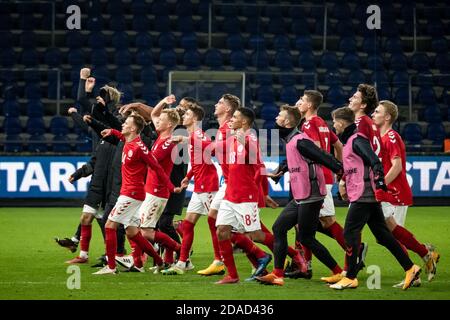 Broendby, Danemark. 11 novembre 2020. Les joueurs de l'équipe nationale danoise ont vu courir vers les quelques fans après un match international amical entre le Danemark et la Suède sur Broendby Stadion à Broendby. (Crédit photo : Gonzales photo/Alamy Live News Banque D'Images