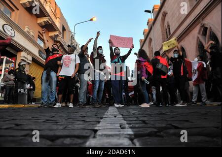 Arequipa, 11 novembre 2020 : des centaines de manifestants sur la Plaza de Armas contre la nomination de Manuel Merino au poste de président du Pérou Banque D'Images