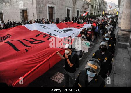 Arequipa, 11 novembre 2020 : des centaines de manifestants sur la Plaza de Armas contre la nomination de Manuel Merino au poste de président du Pérou Banque D'Images