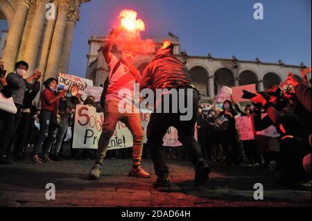 Arequipa, 11 novembre 2020 : des centaines de manifestants sur la Plaza de Armas contre la nomination de Manuel Merino au poste de président du Pérou Banque D'Images