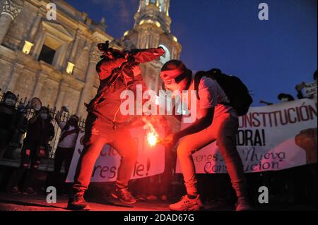 Arequipa, 11 novembre 2020 : des centaines de manifestants sur la Plaza de Armas contre la nomination de Manuel Merino au poste de président du Pérou Banque D'Images