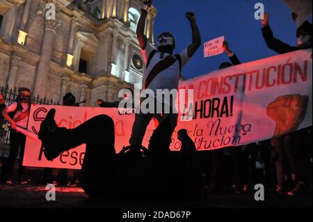 Arequipa, 11 novembre 2020 : des centaines de manifestants sur la Plaza de Armas contre la nomination de Manuel Merino au poste de président du Pérou Banque D'Images