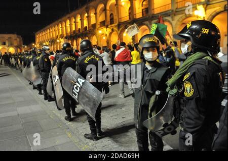 Arequipa, 11 novembre 2020 : des centaines de manifestants sur la Plaza de Armas contre la nomination de Manuel Merino au poste de président du Pérou Banque D'Images