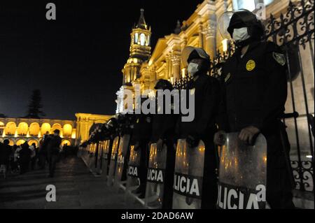 Arequipa, 11 novembre 2020 : des centaines de manifestants sur la Plaza de Armas contre la nomination de Manuel Merino au poste de président du Pérou Banque D'Images