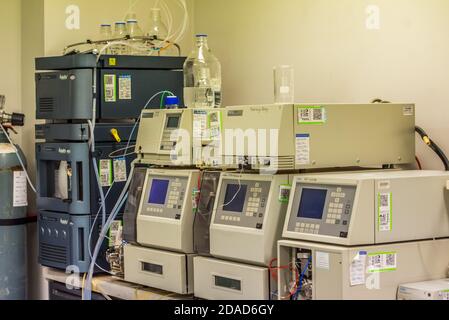 Melbourne, Australie. 11 novembre 2020. Un ensemble d'instruments de sciences analytiques, la chromatographie liquide vue dans un laboratoire de recherche médicale situé à l'Alfred (Hôpital) qui est impliqué dans la recherche novatrice en gastro-entérologie. Credit: Alexander Bogatirev/SOPA Images/ZUMA Wire/Alay Live News Banque D'Images