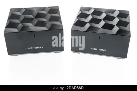 Winneconne, WI - 19 octobre 2020: Un paquet de réseau maillé netgear Nighthawk wifi 6 sur un fond isolé. Banque D'Images