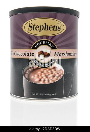 Winneconne, WI - 22 octobre 2020 : un paquet de chocolat chaud Stephens avec guimauve sur fond isolé. Banque D'Images