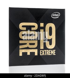 Winneconne, WI - 27 octobre 2020 : un paquet de processeur Intel Core I9 Extreme sur un arrière-plan isolé. Banque D'Images