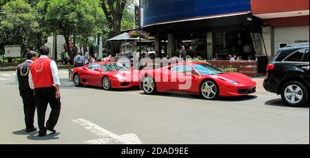 Ferrari sports cars à l'extérieur du restaurant à Polanco, Mexico, Mexique Banque D'Images